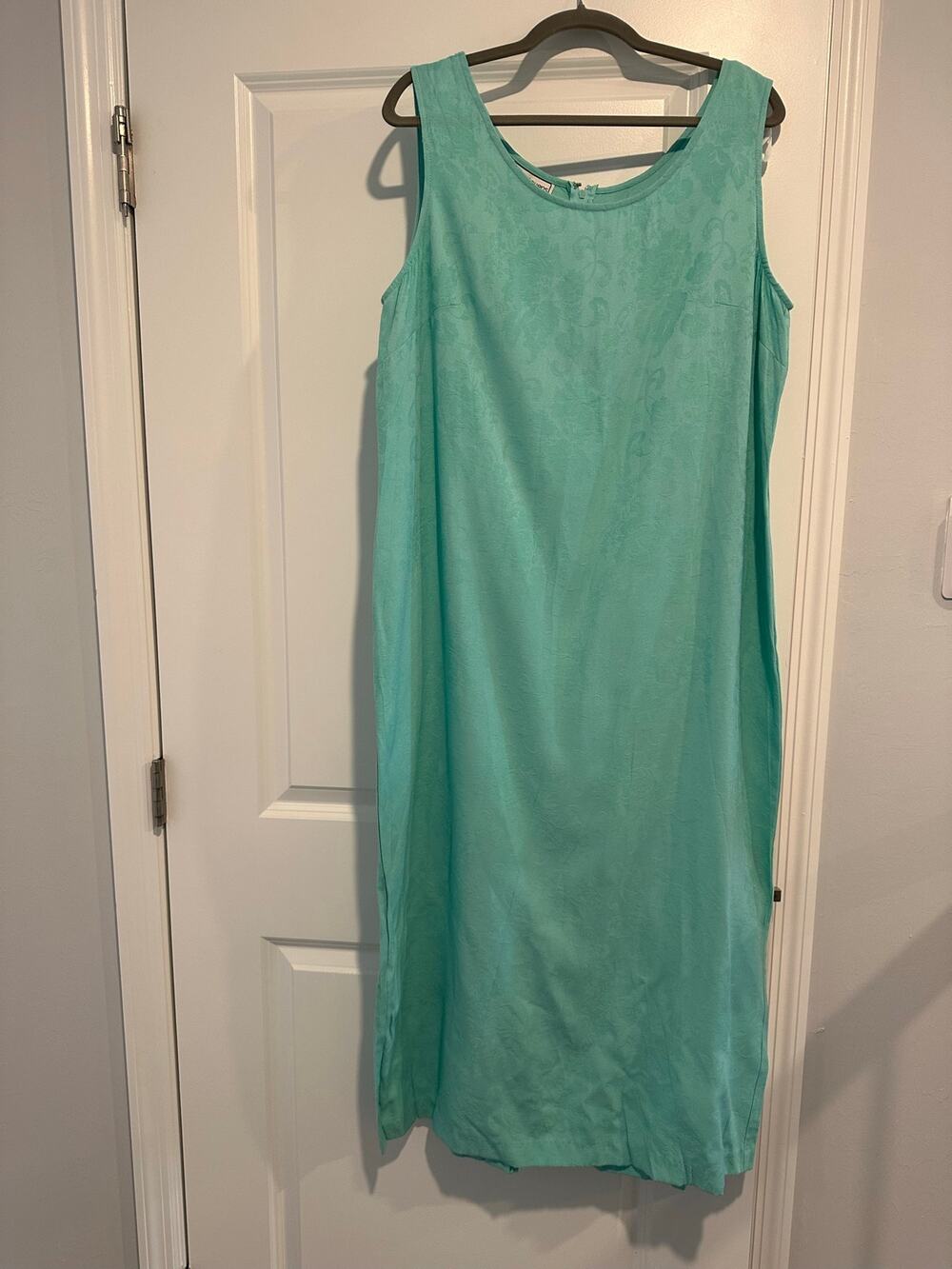 Karin Stevens sleeveless full length size 18 mint green dress